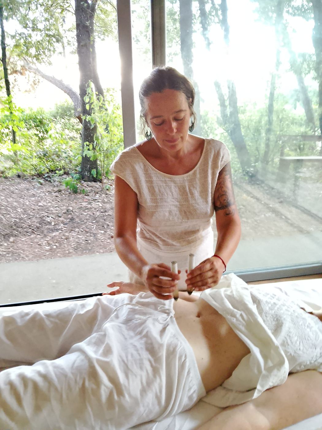 Trattamento di moxibustione con bastoncini di Artemisia